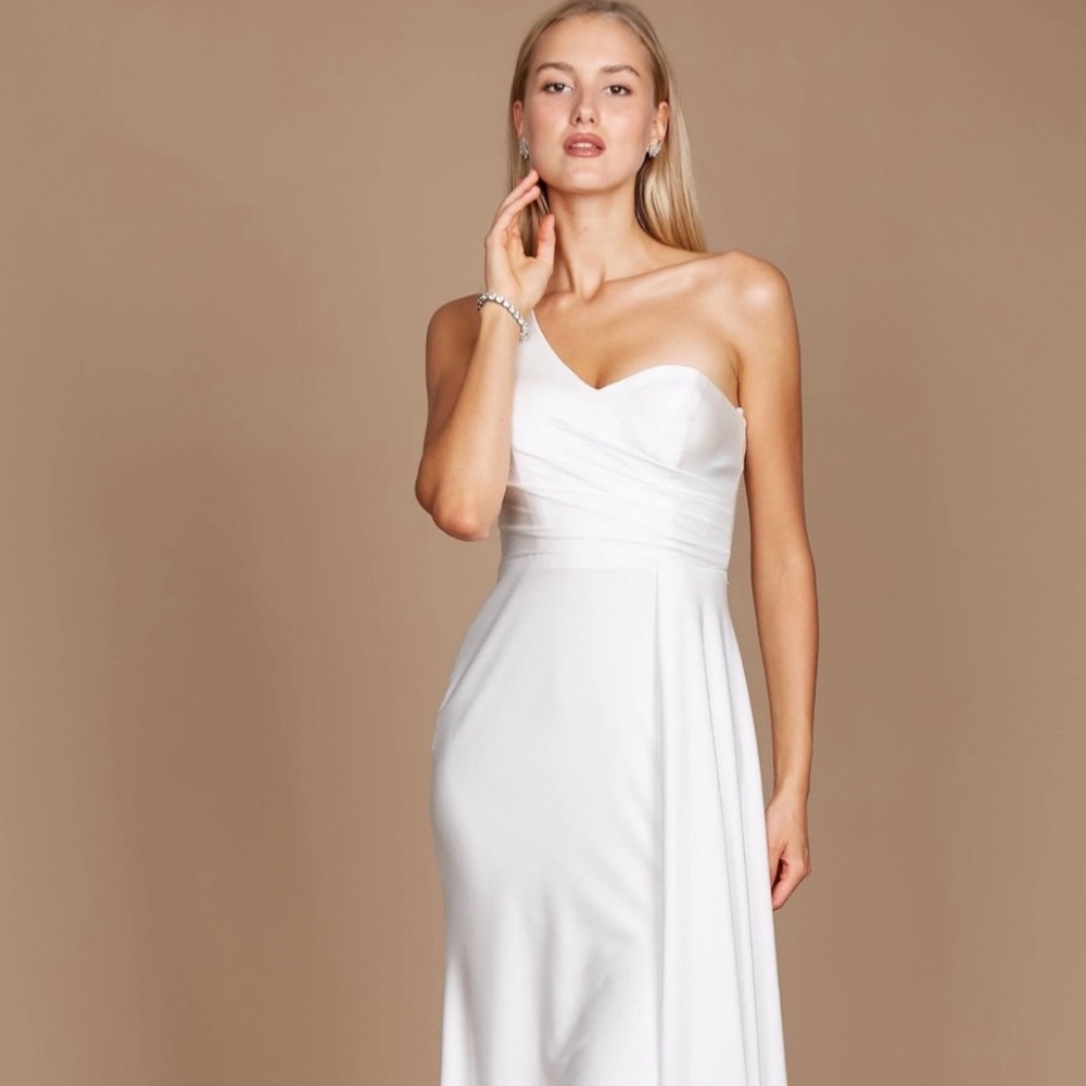 Elegant White Strapless Dress
